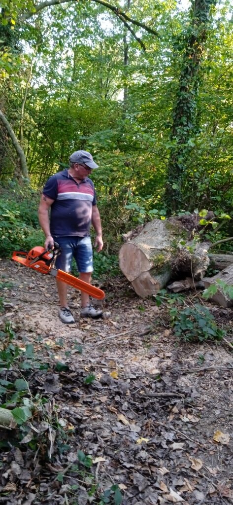 Un homme avec tronçonneuse pour libérer le passage pour la marche de CanalSet